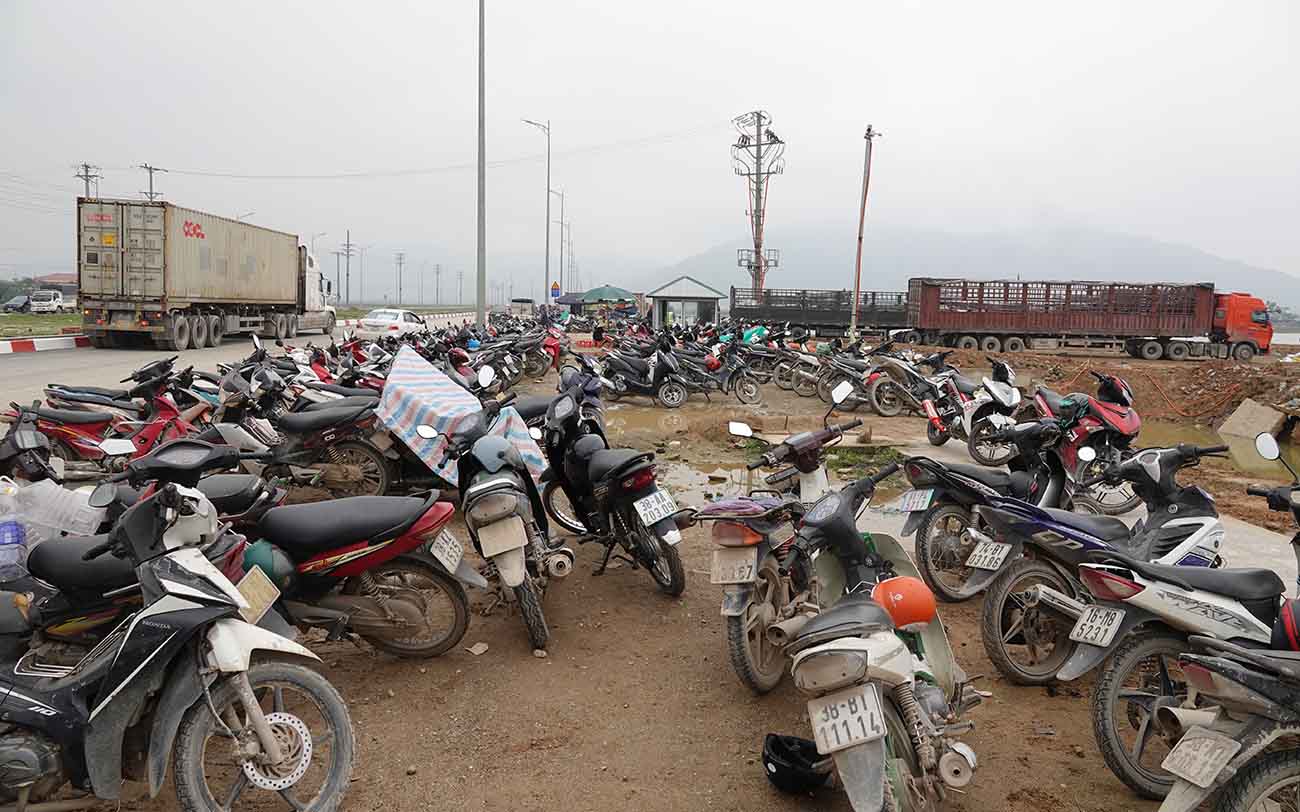 Nhiều phương tiện mà công nhân đến công trường để thi công Nhà máy sản xuất xe máy điện VinFast. Ảnh: Trần Tuấn.