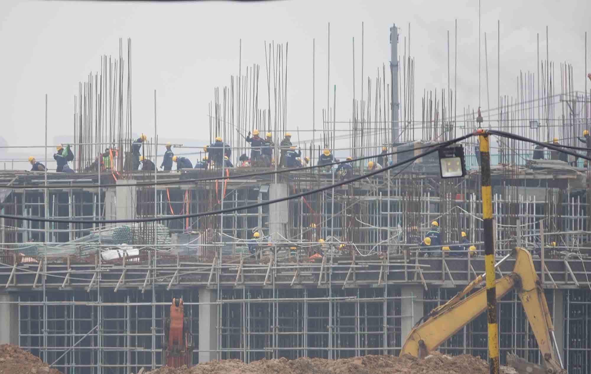 Sôi động thi công tại Dự án Nhà máy sản xuất xe máy điện VinFast. Ảnh: Trần Tuấn.