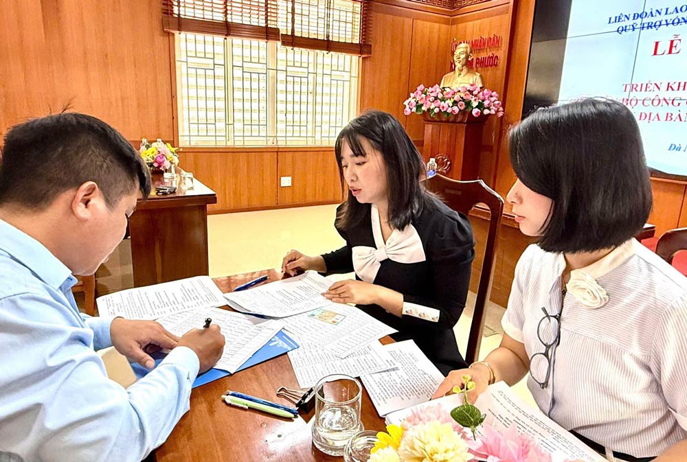 Nam Phuoc Commune Trade Union has coordinated disbursement for 38 dossiers, each dossier received a loan of 30 million VND, with a total disbursed amount of 1.14 billion VND for workers. Photo: Da Nang Trade Union.