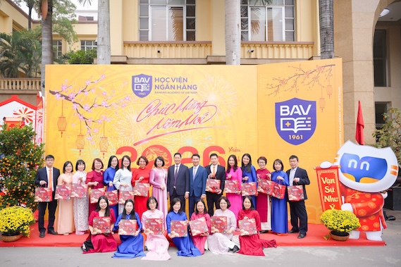 Union members and employees of the Banking Academy are excited because they are cared for and cared for by the Trade Union during the Lunar New Year. Photo: CĐCS