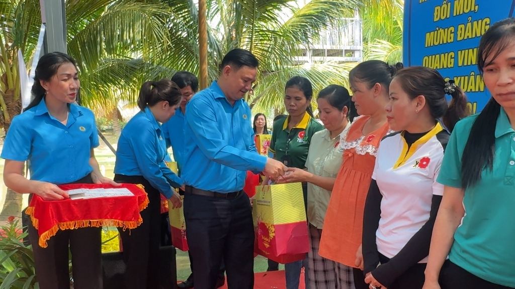 Trade unions give gifts, share difficulties, bring joy and motivation for workers to joyfully welcome the new year. Photo: Hoang Loc