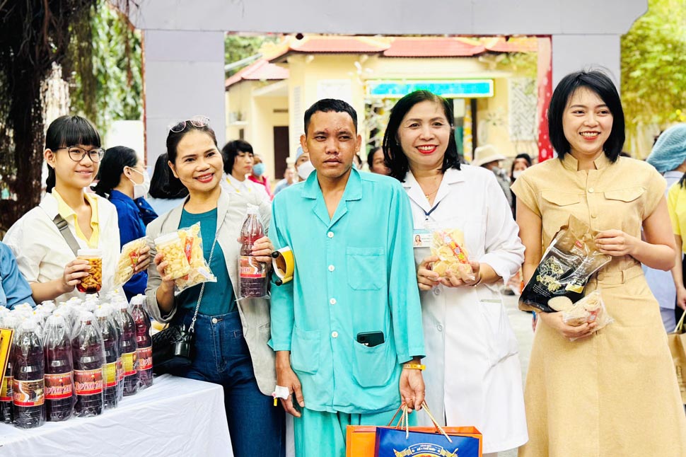 Bệnh nhân và mạnh thường quân cùng đi chợ tết sẻ chia. Ảnh: Phương Linh