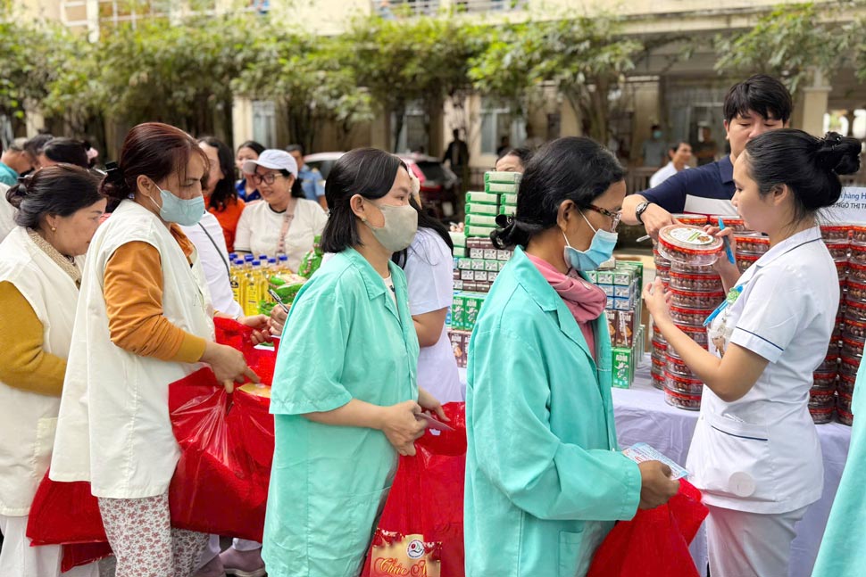Patients go to the 0-dong Tet market in the campus of Khanh Hoa General Hospital. Photo: Phuong Linh