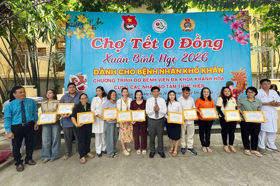 Lãnh đạo Bệnh viện Đa khoa Khánh Hòa tri ân mạnh thường quân hỗ trợ phiên chợ Tết 0 đồng cho bệnh nhân. Ảnh: Phương Linh
