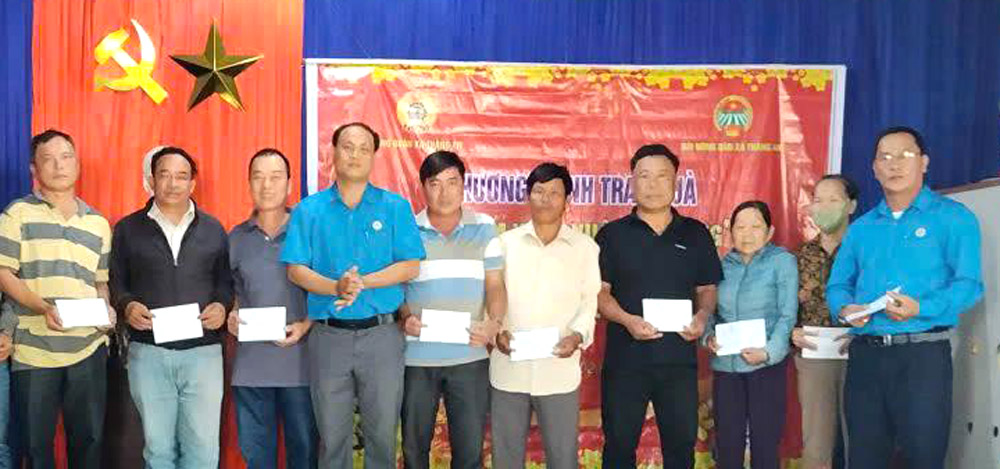 Trade union and Farmers' Association of Thang An commune coordinate to give Tet gifts to union members and association members. Photo: Thang An Trade Union.