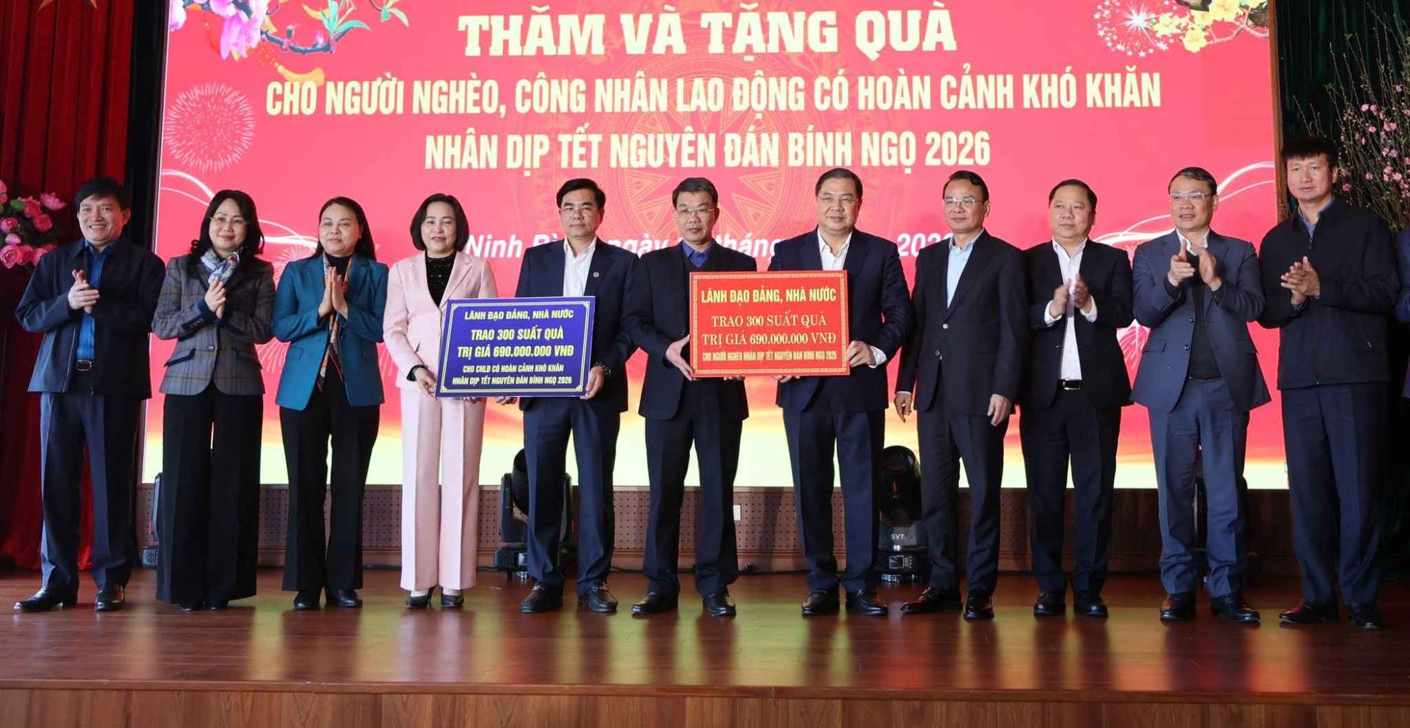 Representatives of the leaders of the Vietnam Fatherland Front Committee of Ninh Binh province receive Tet gifts presented by the delegation of Party and State leaders. Photo: Dieu Anh