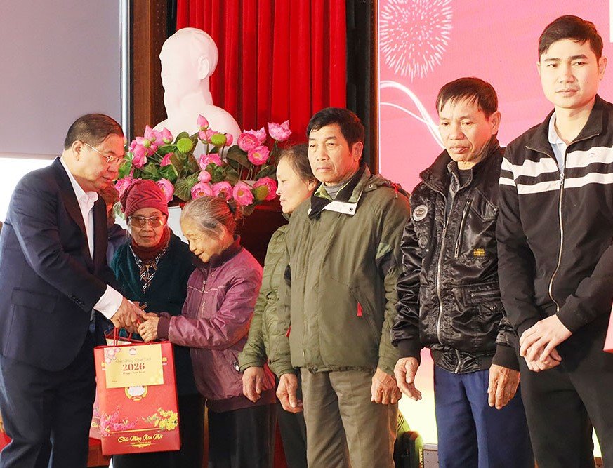 Ủy viên Bộ Chính trị, Bí thư Trung ương Đảng, Chánh Văn phòng Trung ương Đảng Phạm Gia Túc trao quà cho nguo