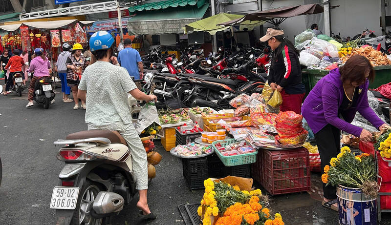 Khu vực bán vàng mã, mũ áo Táo quân, hương đèn... ở chợ Nguyễn Tri Phương thu hút khách. Ảnh: Ngọc Lê 