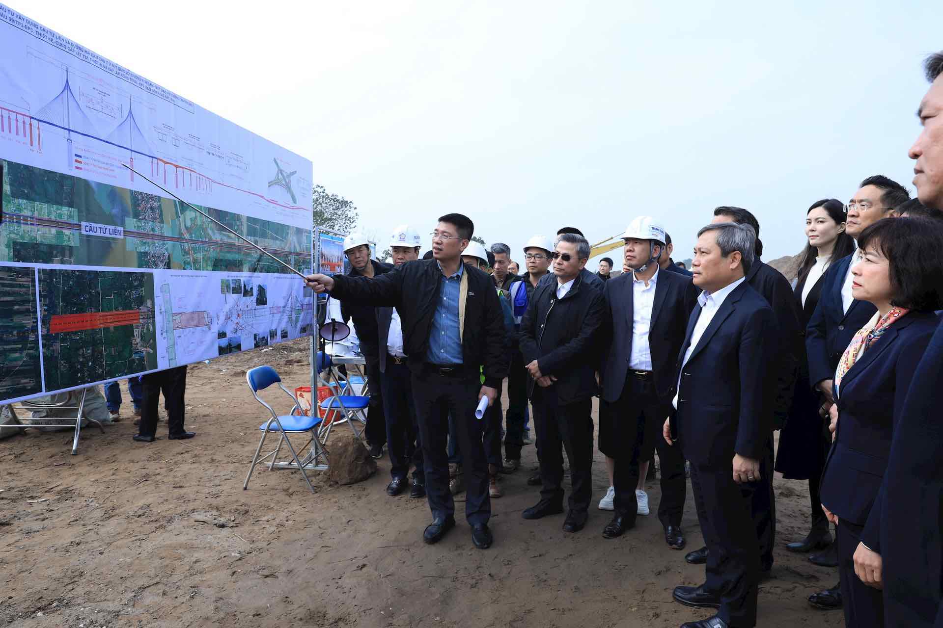 Chairman of Hanoi People's Committee Vu Dai Thang inspects the progress of the Tu Lien bridge project. Photo: Dinh Hiep