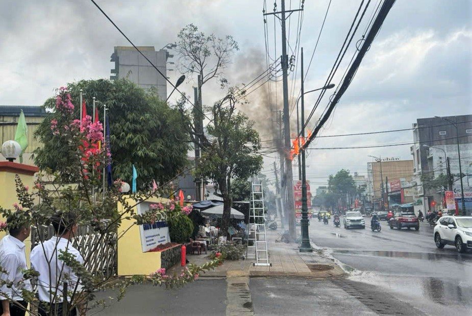 After a loud explosion, power lines in the residential area of B'Lao ward burst into flames. Photo: Phuc Khanh