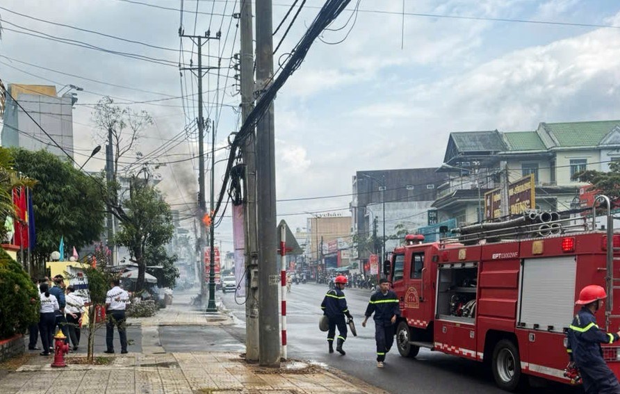 Lực lượng chức năng kịp thời có mặt khống chế, dập tắt vụ cháy đường dây điện. Ảnh: Phúc Khánh 