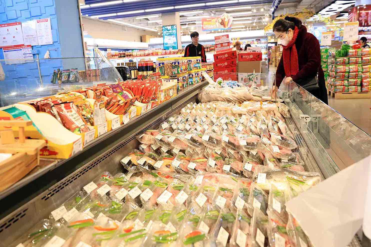 Đồ đông lạnh, đồ tươi sống cũng được tăng cường để đảm bảo nhu cầu của người tiêu dùng. Ảnh: Song Anh