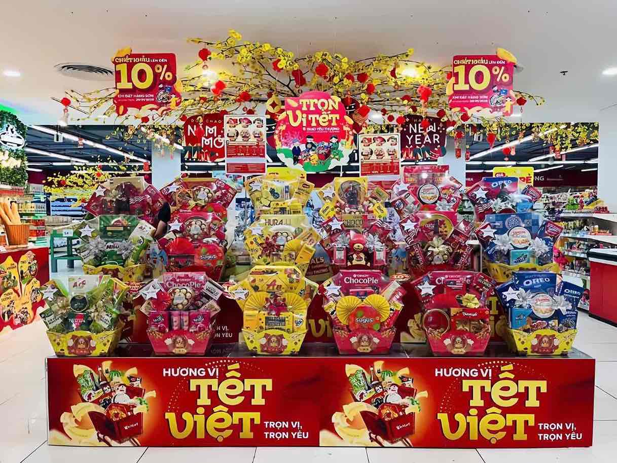 Hàng trăm mẫu giỏ quà Tết tại WinMart, kết hợp thương hiệu uy tín và mẫu mã bắt mắt. Ảnh: Song Anh