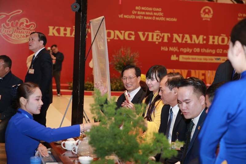 Bà con kiều bào thưởng thức Trà Đôi Dép tại không gian “Ngũ Thức Đài”  Ảnh: Xuân Quê Hương