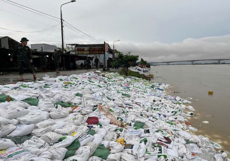 Emergency situations of natural disasters are natural disasters that have occurred or are occurring that have affected or are at risk of directly threatening the safety of life, health, and housing of many people. Photo: Truong An