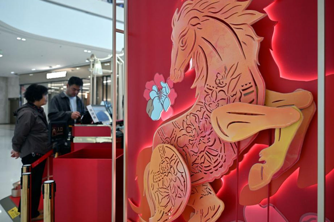 International duty-free shopping complex in Haikou (China) decorated for the 2026 Lunar New Year. Photo: Xinhua