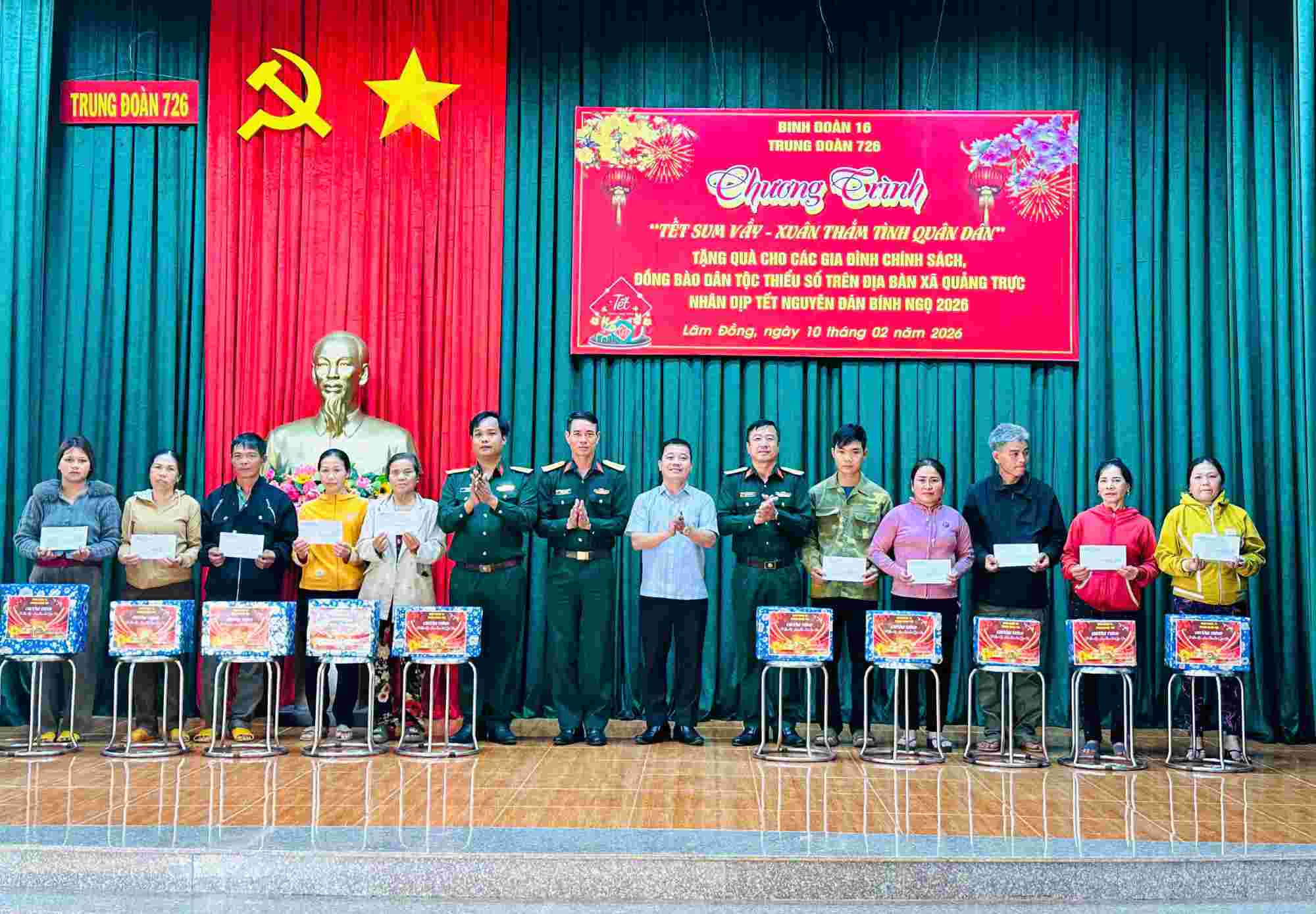 Regiment 726 coordinates to organize the program "Tet reunion - Spring filled with military-civilian affection" in Quang Truc and Tuy Duc communes. Photo: Linh Khoi
