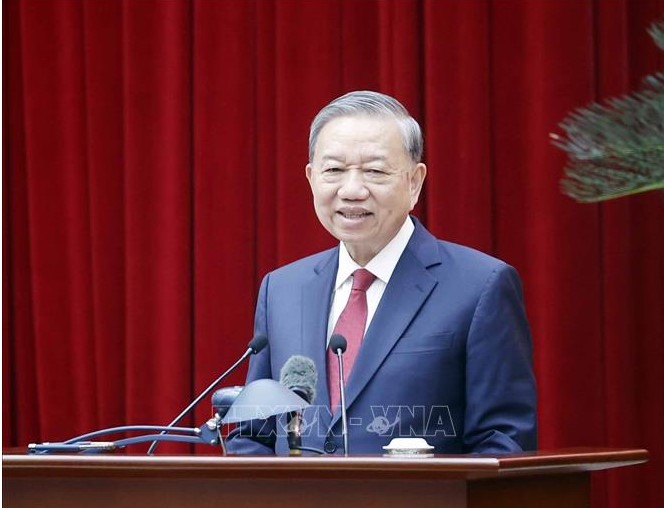 General Secretary To Lam speaks at a meeting with members of the Sub-committee preparing for the 14th Party Congress and the Steering Committee for summarizing 40 years of Doi Moi. Photo: Thong Nhat/VNA