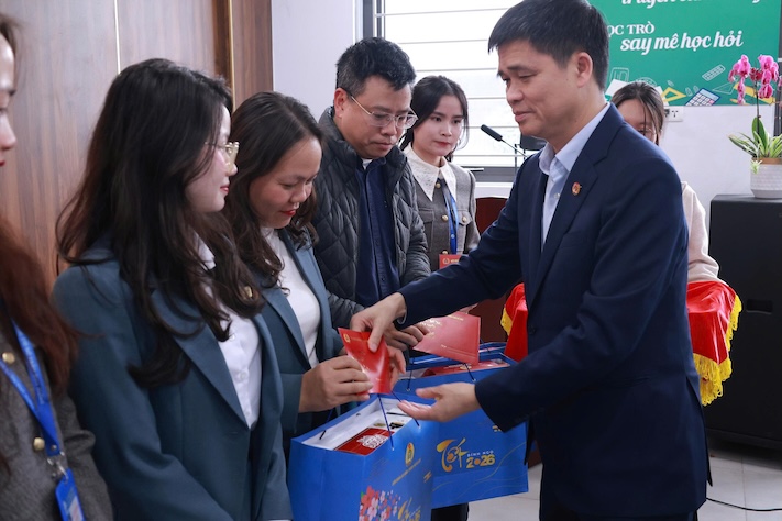Vice President of the Vietnam General Confederation of Labor Ngo Duy Hieu presents Tet gifts at Tran Duy Hung Secondary School. Photo: Ngoc Anh