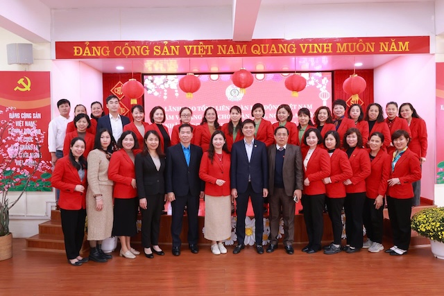 Phó Chủ tịch Tổng LĐLĐVN Ngọ Duy Hiểu (thứ 7 từ phải sang) và Phó Chủ tịch LĐLĐ Thành phố Hà Nội Nguyễn Huy Khánh (thứ 5 từ trái sang) thăm, động viên, tặng quà tại Trường mầm non Hữu nghị Việt Triều. Ảnh: Ngọc Ánh