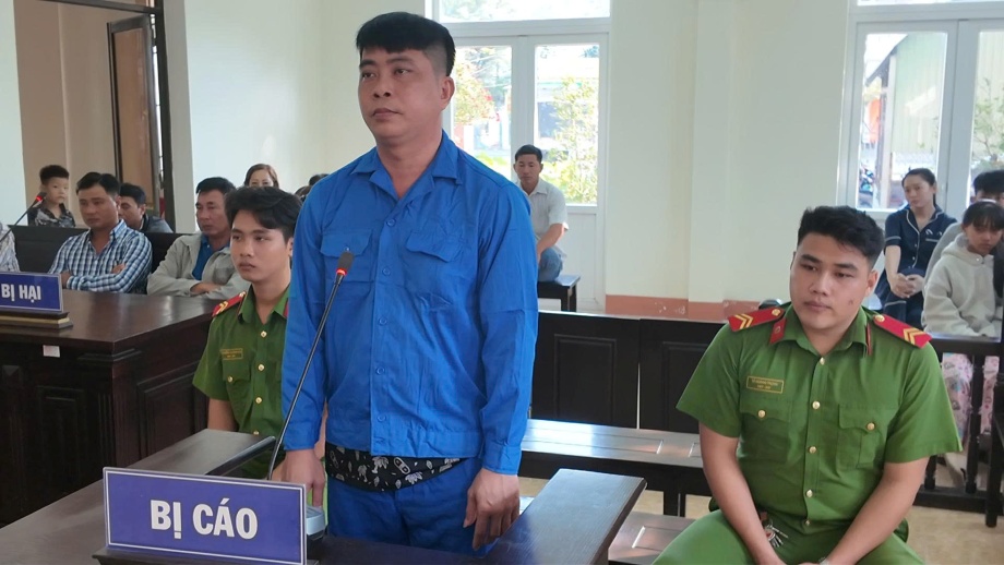 Chiếm đoạt hơn 3 tỉ đồng đánh bạc qua mạng, bị cáo Hồ Hồng Hải Hồ bị tòa tuyên án 13 năm tù. Ảnh: Thanh Thanh