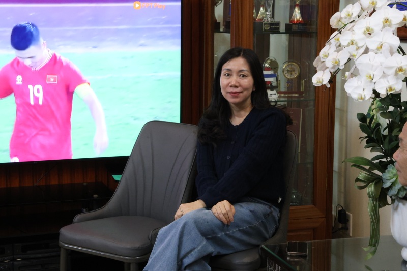 Bà Bùi Minh Thu đồng hành lặng lẽ sau hành trình trưởng thành của trung vệ Nhật Minh. Ảnh: Mai Hương