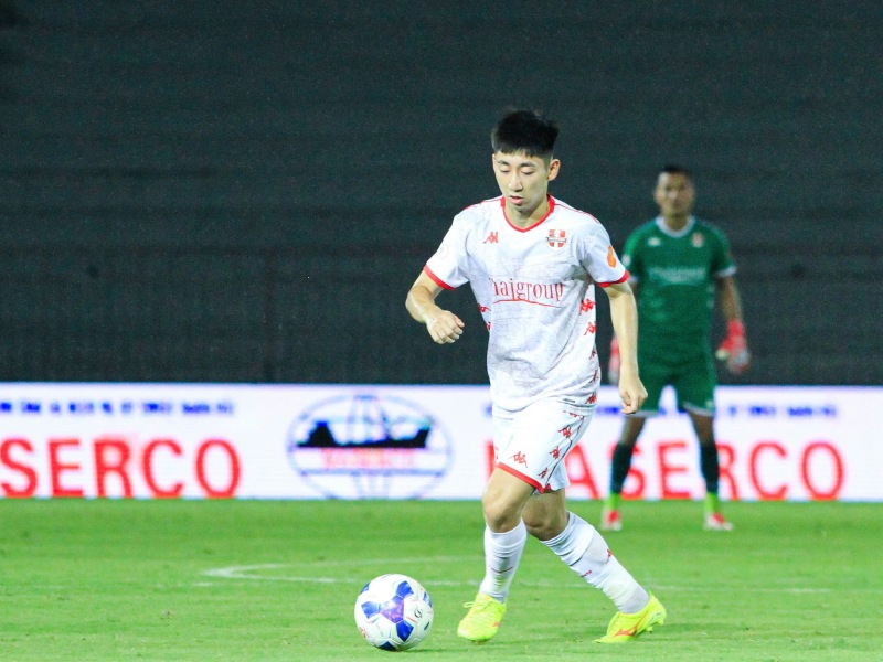 Trung vệ sinh năm 2003 trong màu áo Hải Phòng FC tại V.League. Ảnh: Mai Hương