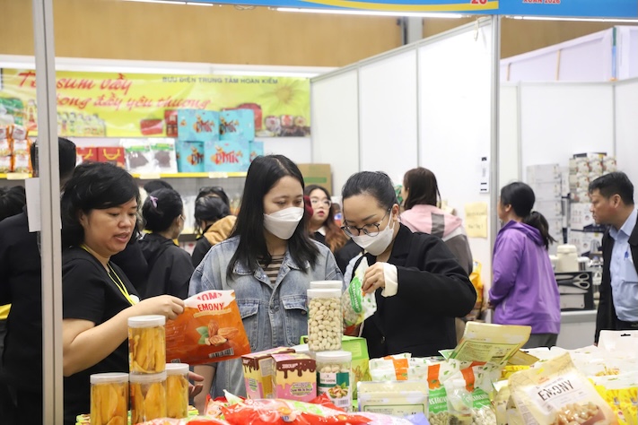 Đoàn viên, người lao động tham quan, mua sắm tại Chợ Tết Công đoàn. Ảnh: Ngọc Ánh