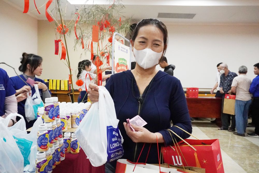 El Hospital de Da Nang entrega cientos de regalos de Tet a los pacientes. Foto: Tran Thi