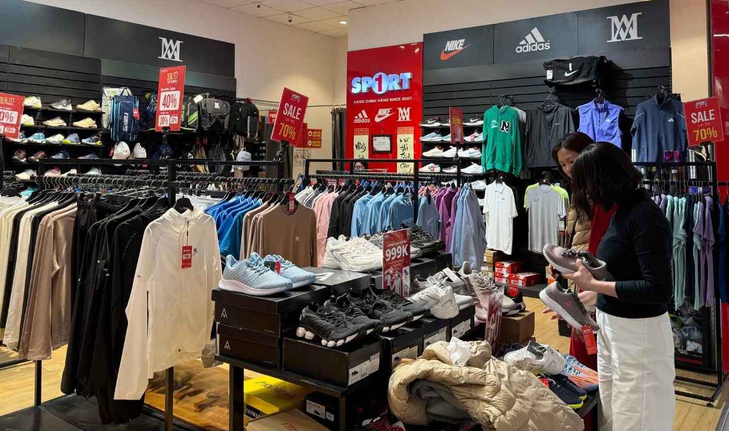 Nhiều cửa hàng quần áo treo biển giảm giá sâu dịp Tết. Ảnh: Phương Anh