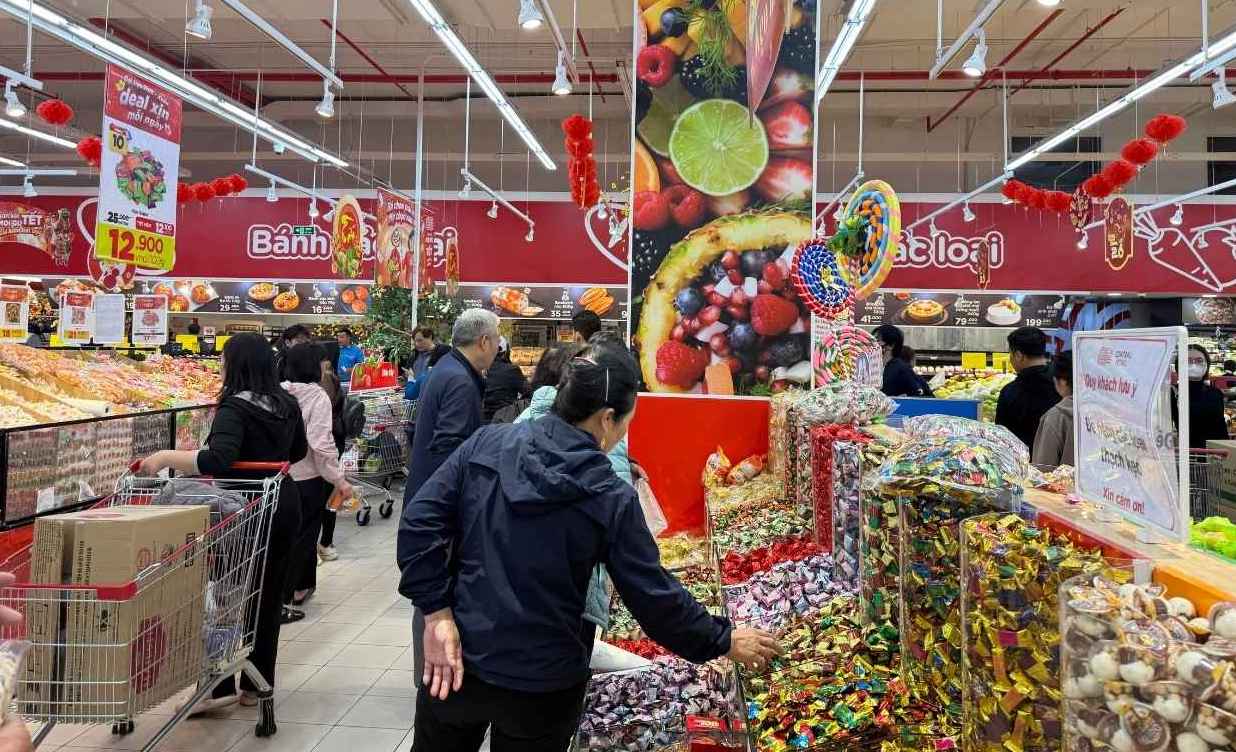 Không khí mua sắm Tết nhộn nhịp tại siêu thị khi lượng khách tăng mạnh những ngày giáp Tết. Ảnh: Phương Anh 
