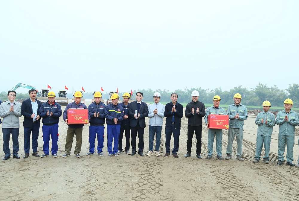 Phó Chủ tịch UBND tỉnh Nguyễn Hùng Nam tặng quà Tết, động viên các đơn vị thi công tuyến đường kết nối di sản văn hóa - du lịch và phát triển kinh tế dọc sông Hồng. Ảnh: Cổng TTĐT tỉnh Hưng Yên
