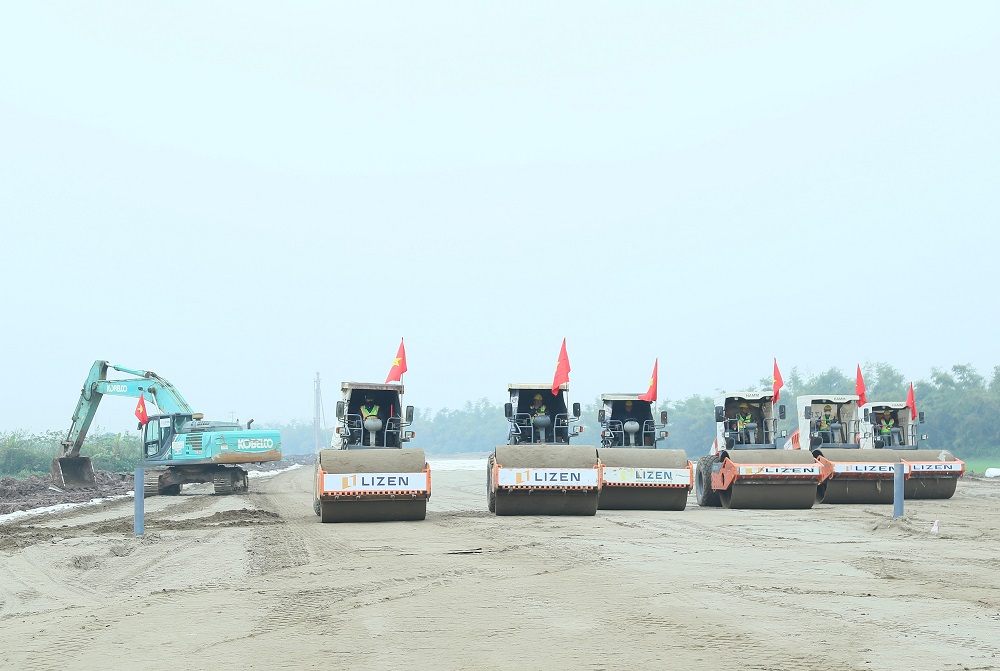 The contractor unit mobilized machinery and manpower to construct the project to build a road connecting cultural heritage - tourism and economic development along the Red River. Photo: Hung Yen Provincial e-Portal