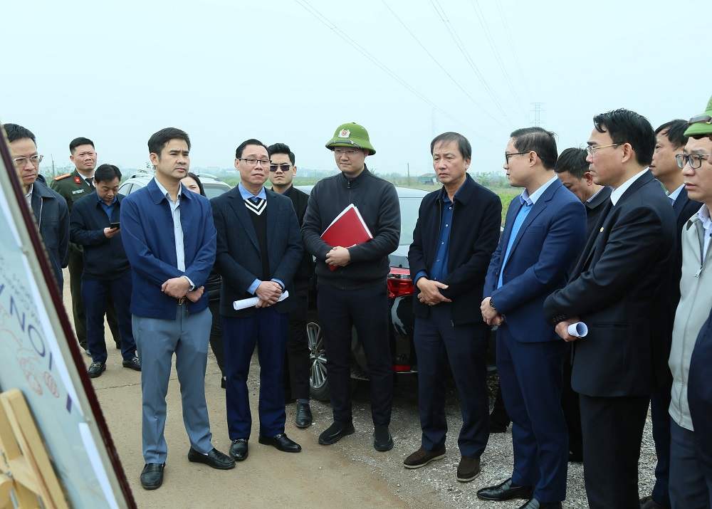 Phó Chủ tịch UBND tỉnh Nguyễn Hùng Nam cùng đoàn kiểm tra tiến độ thực hiện dự án Khu phức hợp đô thị, du lịch sinh thái sân gôn Khoái Châu.