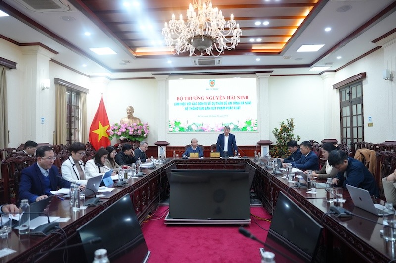 Bộ trưởng Bộ Tư pháp Nguyễn Hải Ninh làm việc với các đơn vị về dự thảo Đề án Tổng rà soát hệ thống văn bản quy phạm pháp luật. Ảnh: Bộ Tư pháp 
