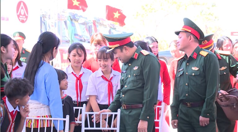 The working delegation of the General Staff led by Senior Lieutenant General Phung Si Tan - Deputy Chief of the General Staff of the Vietnam People's Army - talks with students in Ea Rok commune, Dak Lak province. Photo: Military Region 5