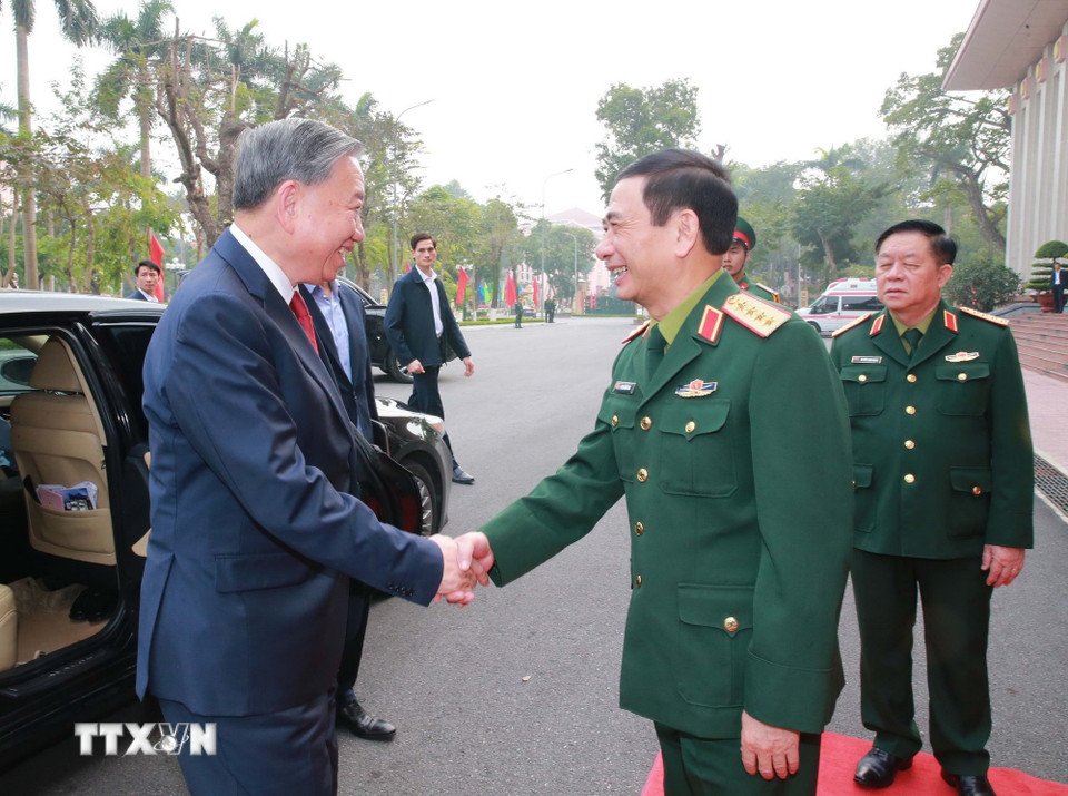 Các đồng chí lãnh đạo Quân ủy Trung ương, Bộ Quốc phòng đón Tổng Bí thư Tô Lâm. Ảnh: TTXVN