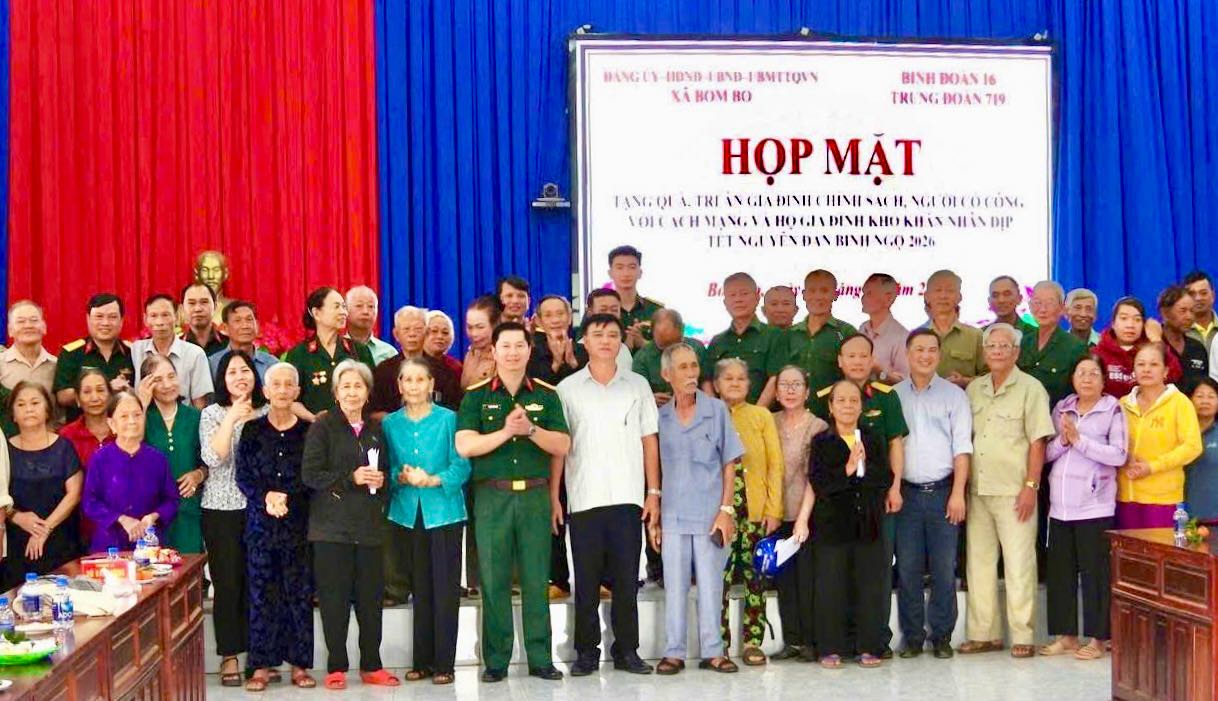 Tặng quà Tết cho các gia đình chính sách, hộ dân có hoàn cảnh khó khăn tại xã Bom Bo, tỉnh Đồng Nai. Ảnh: Huỳnh Sơn