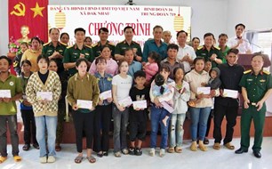 Trung đoàn 719 hỗ trợ kinh phí chăm lo Tết cho người dân