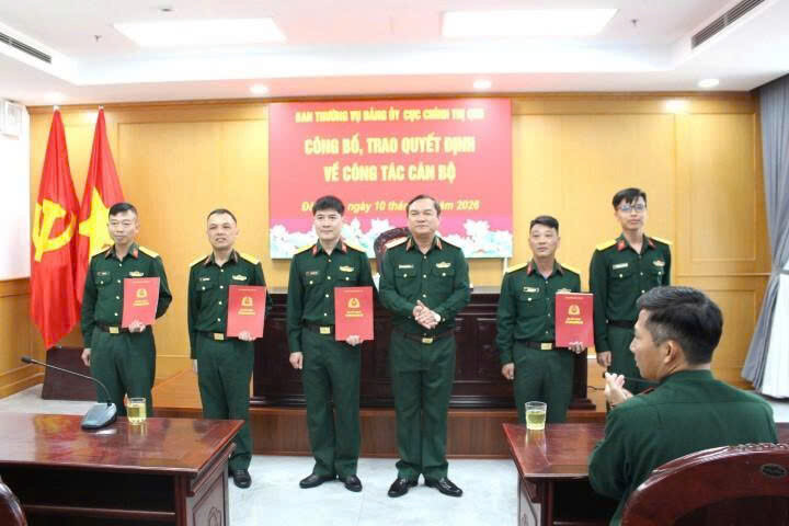 Major General Vo Van Hung - Member of the Standing Committee of the Party Committee of Military Region 5, Director of the Political Department presents decisions to comrades officers. Photo: Military Region 5