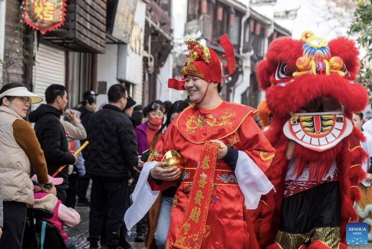 The best time to perform the God of Wealth welcoming ceremony during the Binh Ngo Tet 2026 is 1:40 am on February 17. 2. Photo: Xinhua