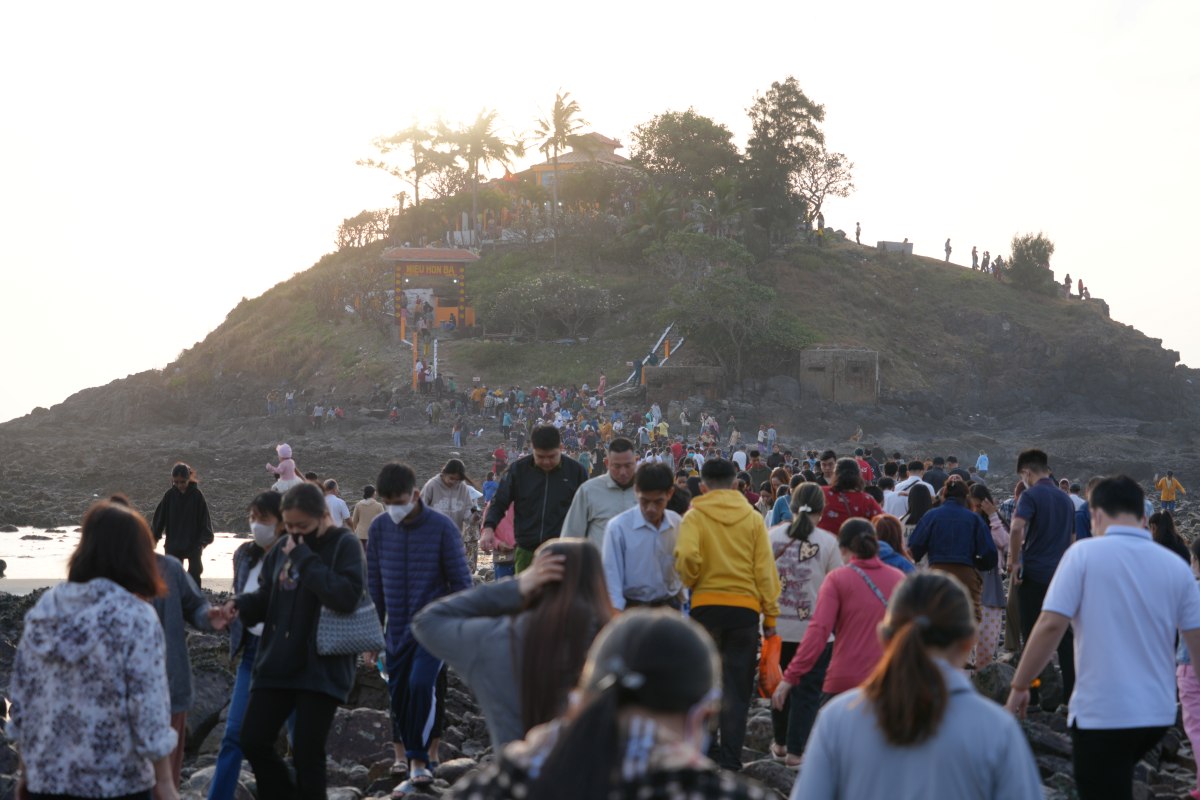 Hàng chục nghìn người băng qua bãi đá lên dâng hương, viếng miếu Hòn Bà trong những ngày đầu năm mới. Ảnh: Thành An