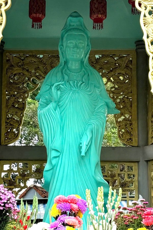 Tượng Phật Bà bằng ngọc thạch ở cổng vào Linh Sơn Cổ Tự. Ảnh: Thành An