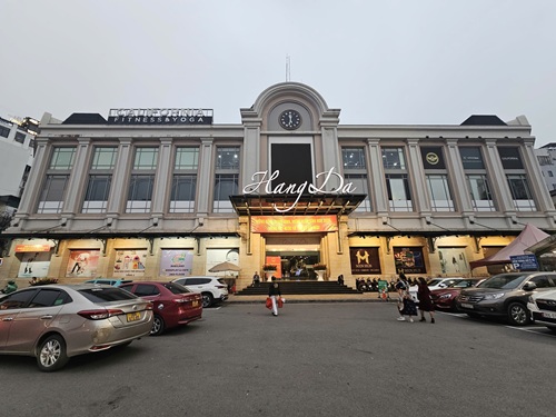 Khu đất trống trước chợ Hàng Da được dự kiến xây bể ngầm. Ảnh: Hữu Chánh