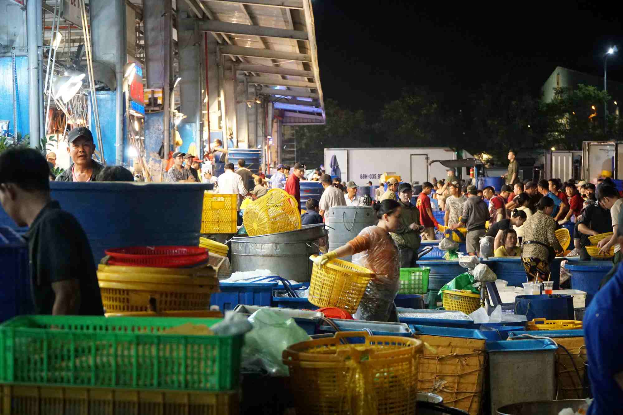 Bustling trading activities at the wholesale market in Ho Chi Minh City. Photo: Thanh Chan