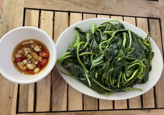 Sweet potato leaves are one of the vegetables that supports reducing belly fat during Tet when meals are too high in protein and fat. Photo: Kieu Vu