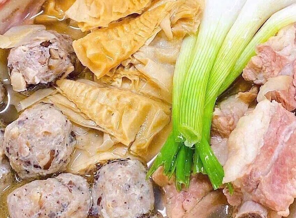 Bone-boiled bamboo shoot soup is one of the dishes in the Tet feast that effectively supplements calcium. Photo: Kieu Vu