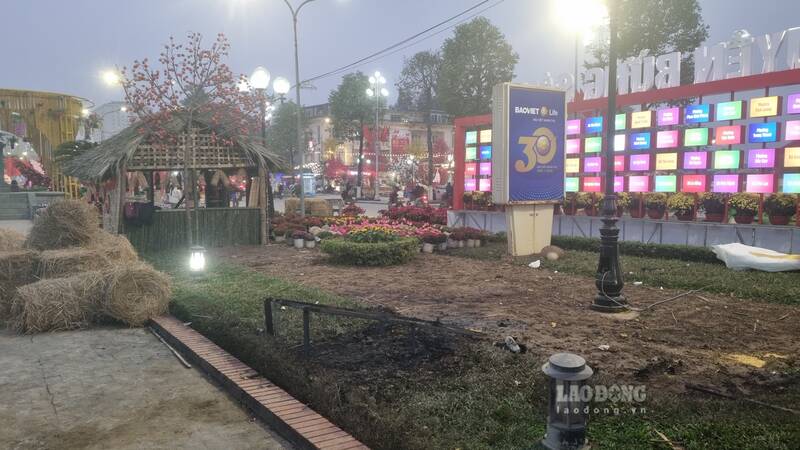 Linh vật ngựa bất ngờ bốc cháy. Ảnh: Việt Bắc