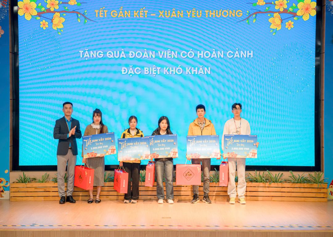 Mr. Hoang Anh Tuan - Chairman of the Company's Trade Union presents Tet gifts to union members and workers in particularly difficult circumstances. Photo: Quyet Chien