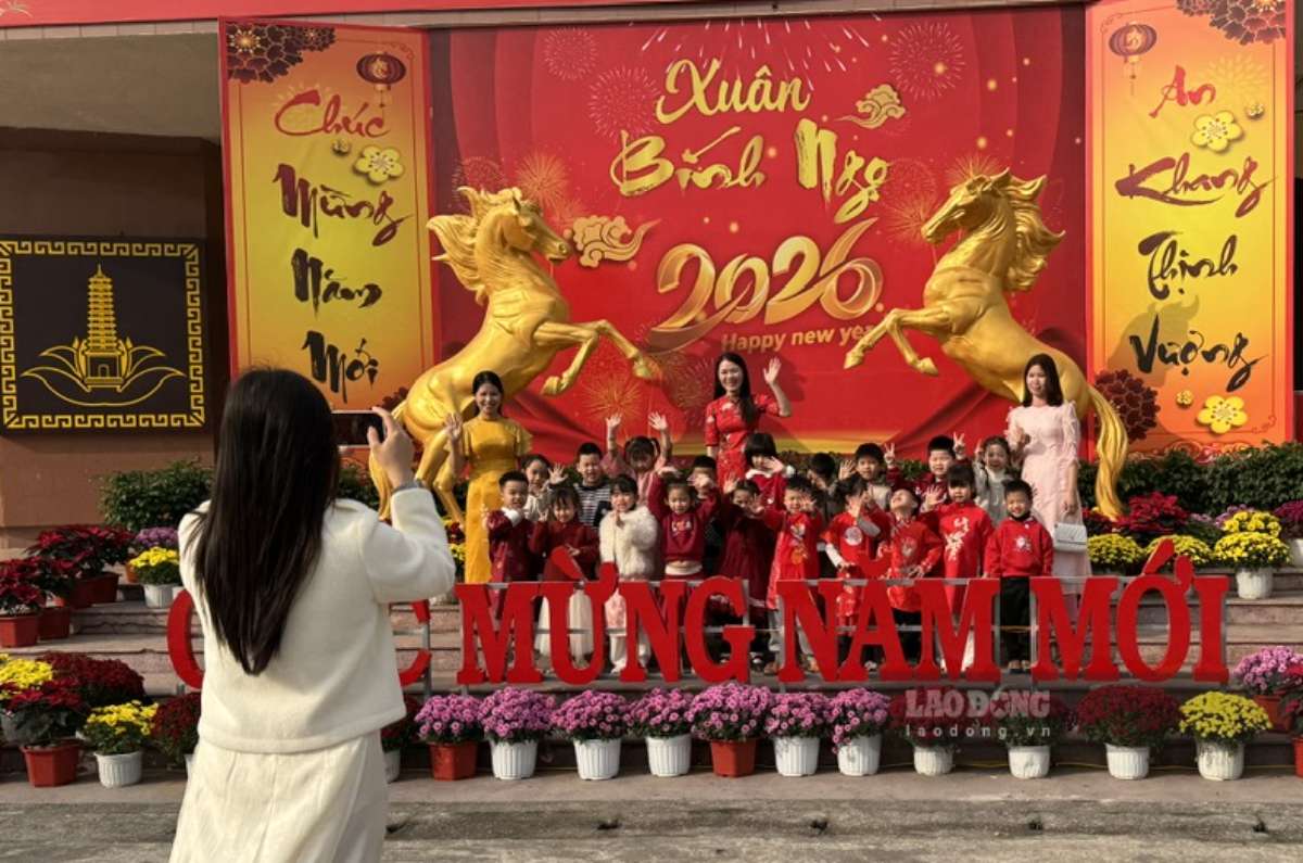 Creating Tet check-in points right at the cultural house of Co Le commune, Ninh Binh province. Photo: Xuan Lieu